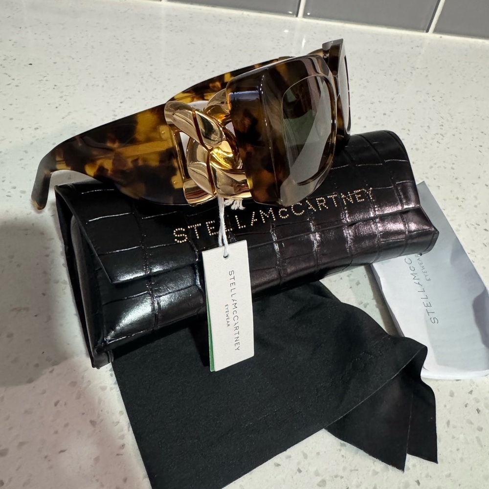 BIG SALE🫶Stella McCartney Tortoise Sunglasses with Gold Detail - Picture 12 of 16
